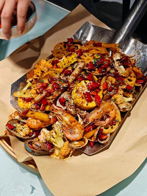 快手大铁锹手抓海鲜