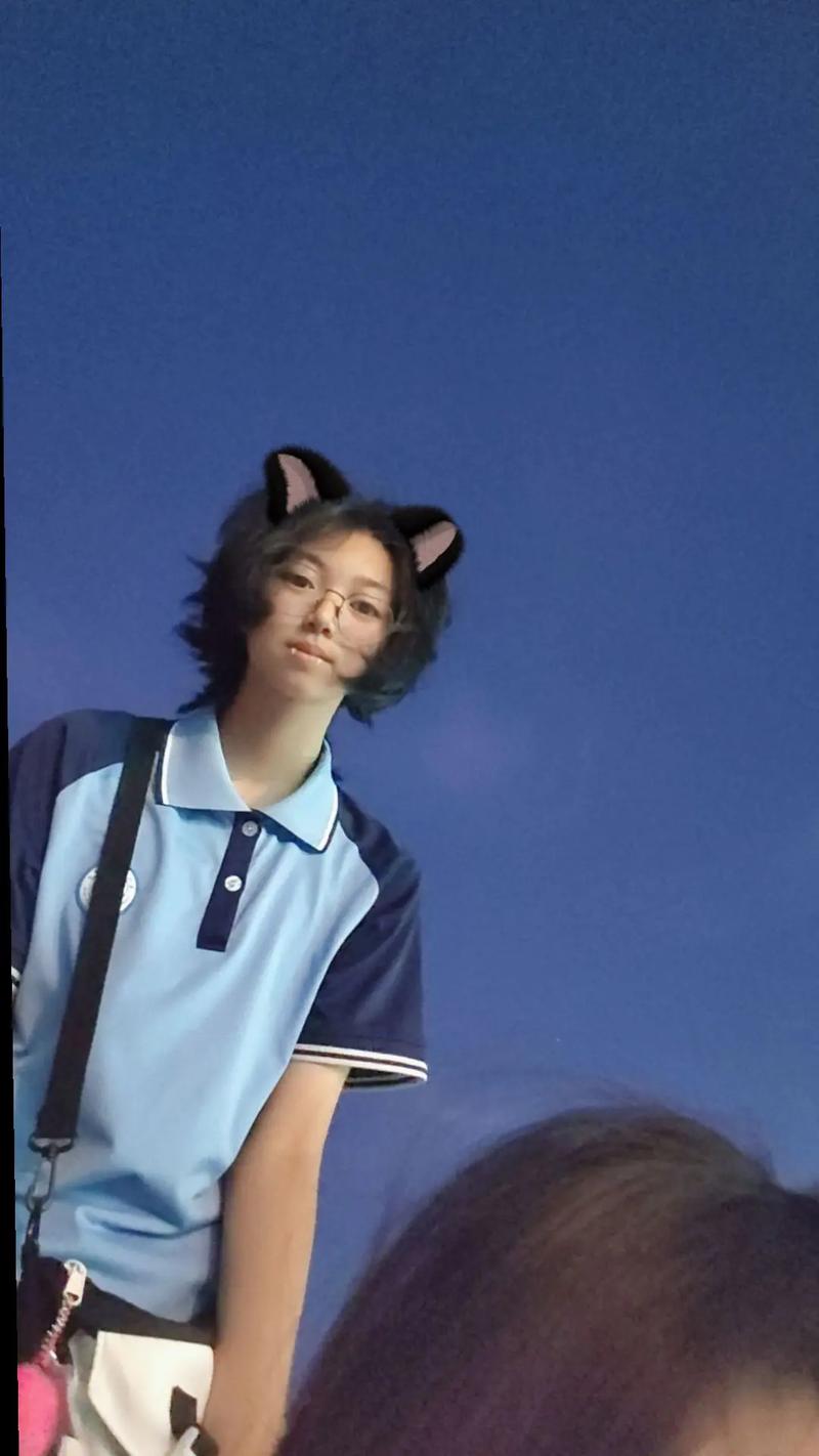 抖音上男生的卷发棒