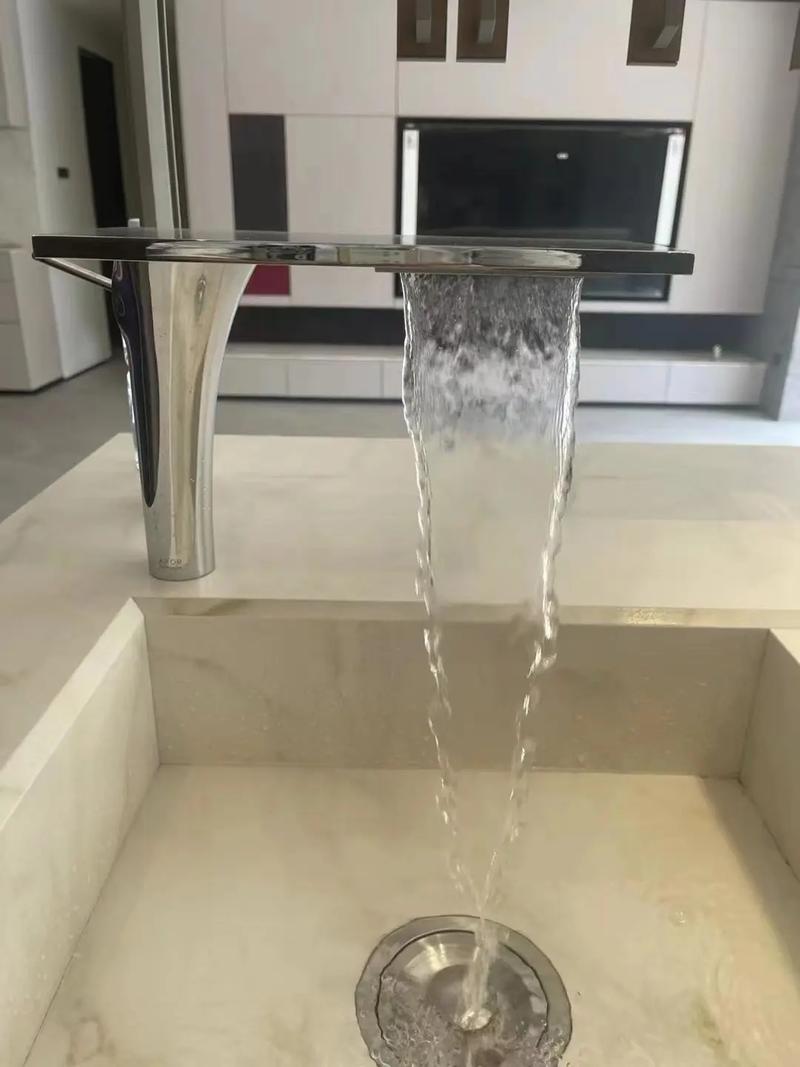 抖音悬空水龙头流水