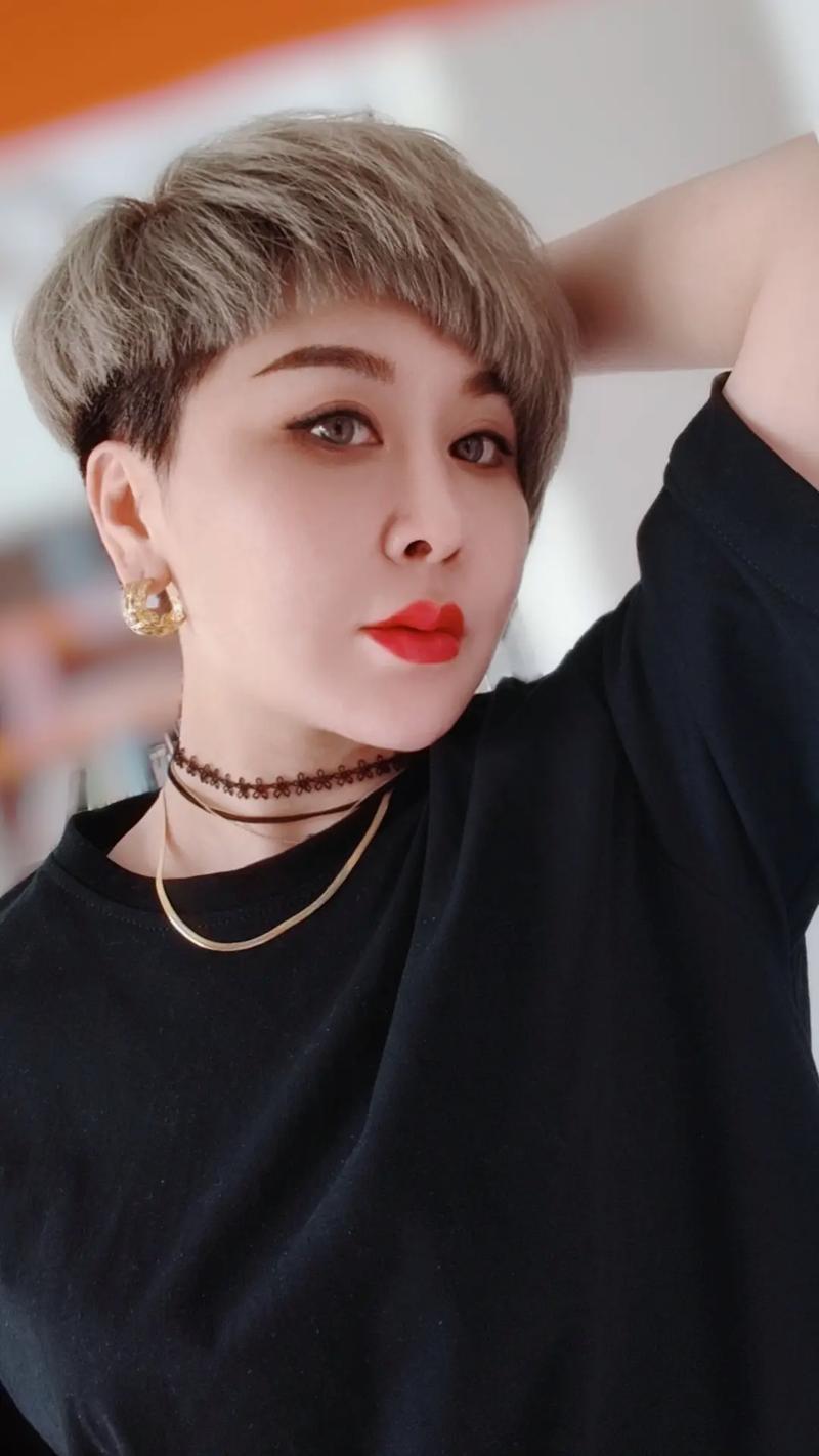 快手开霸道短发女人