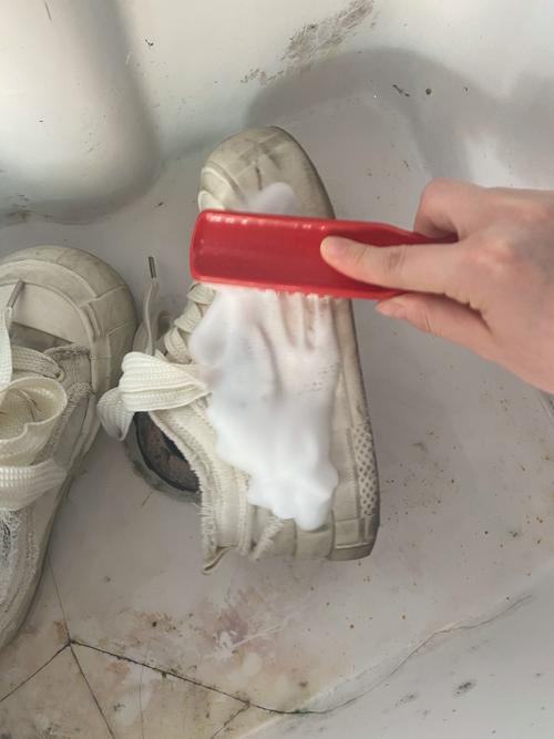 抖音白醋洗洁精擦鞋