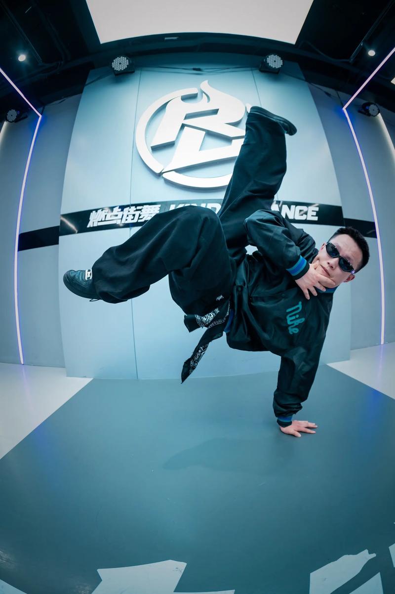 嘻哈抖音舌头怎么发