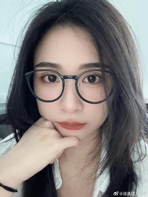 快手红人王逗逗眼镜