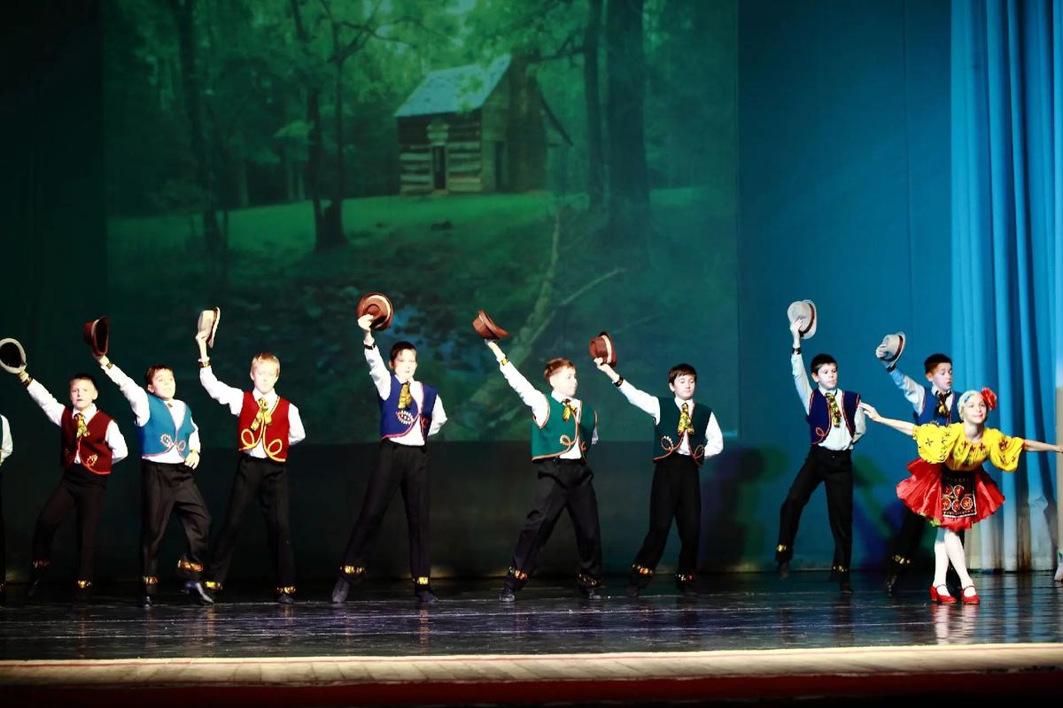 抖音里带着帽子跳舞